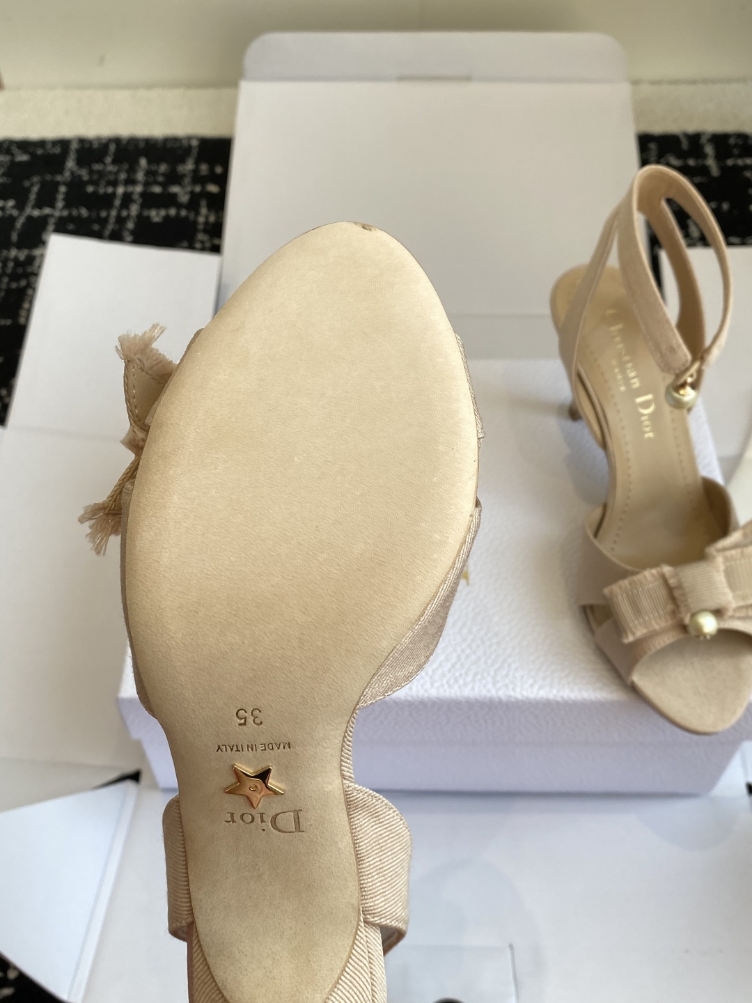 代购级（官网同步✈️盒包装）
迪奥 Dior 25ss 新色 新元素 DIOR 春夏新款圆头 珍珠 凉鞋
