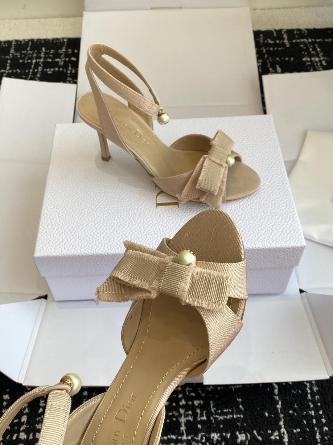 代购级（官网同步✈️盒包装）
迪奥 Dior 25ss 新色 新元素 DIOR 春夏新款圆头 珍珠 凉鞋