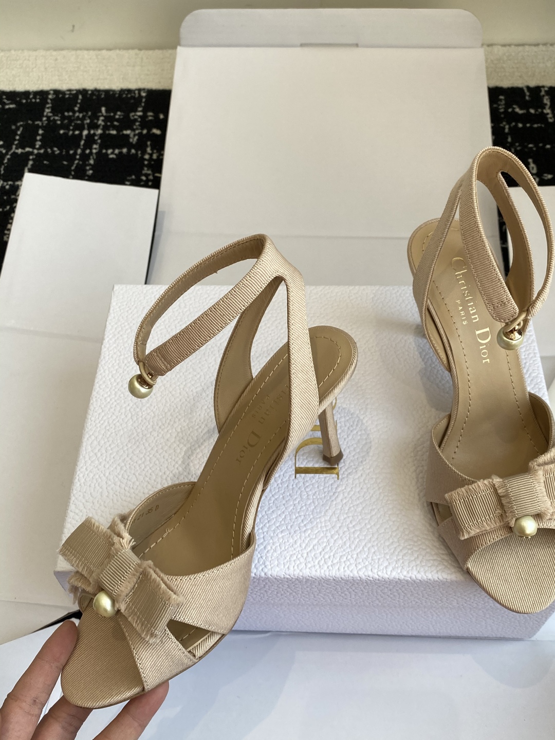 代购级（官网同步✈️盒包装）
迪奥 Dior 25ss 新色 新元素 DIOR 春夏新款圆头 珍珠 凉鞋