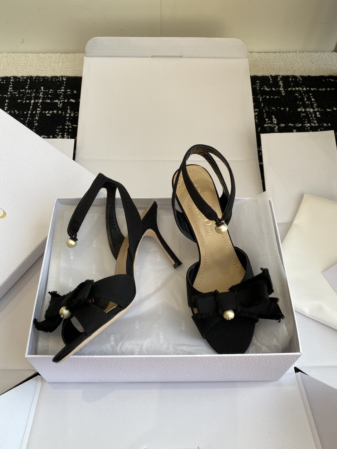 代购级（官网同步✈️盒包装）
迪奥 Dior 25ss 新色 新元素 DIOR 春夏新款圆头 珍珠 凉鞋
