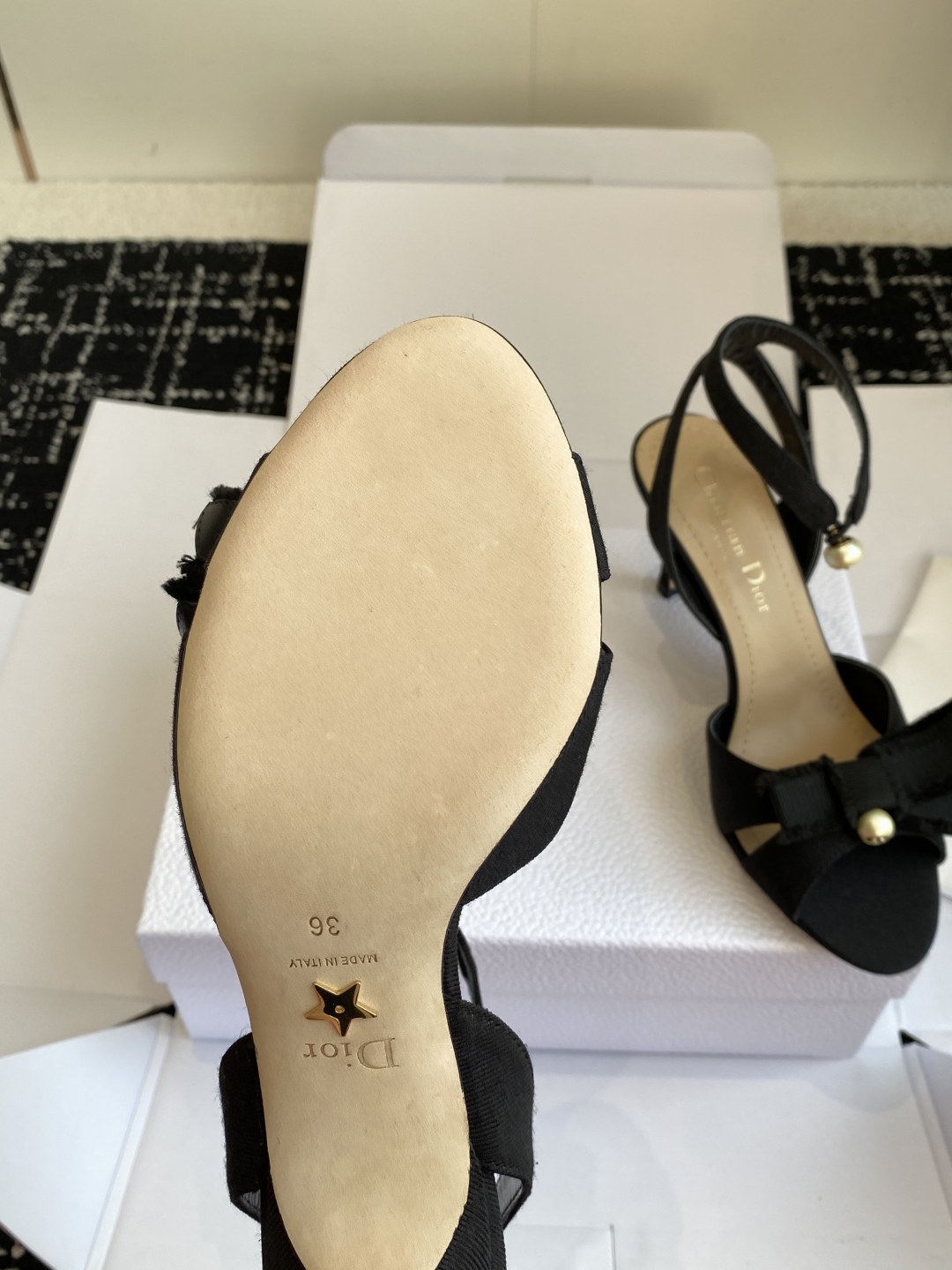代购级（官网同步✈️盒包装）
迪奥 Dior 25ss 新色 新元素 DIOR 春夏新款圆头 珍珠 凉鞋
