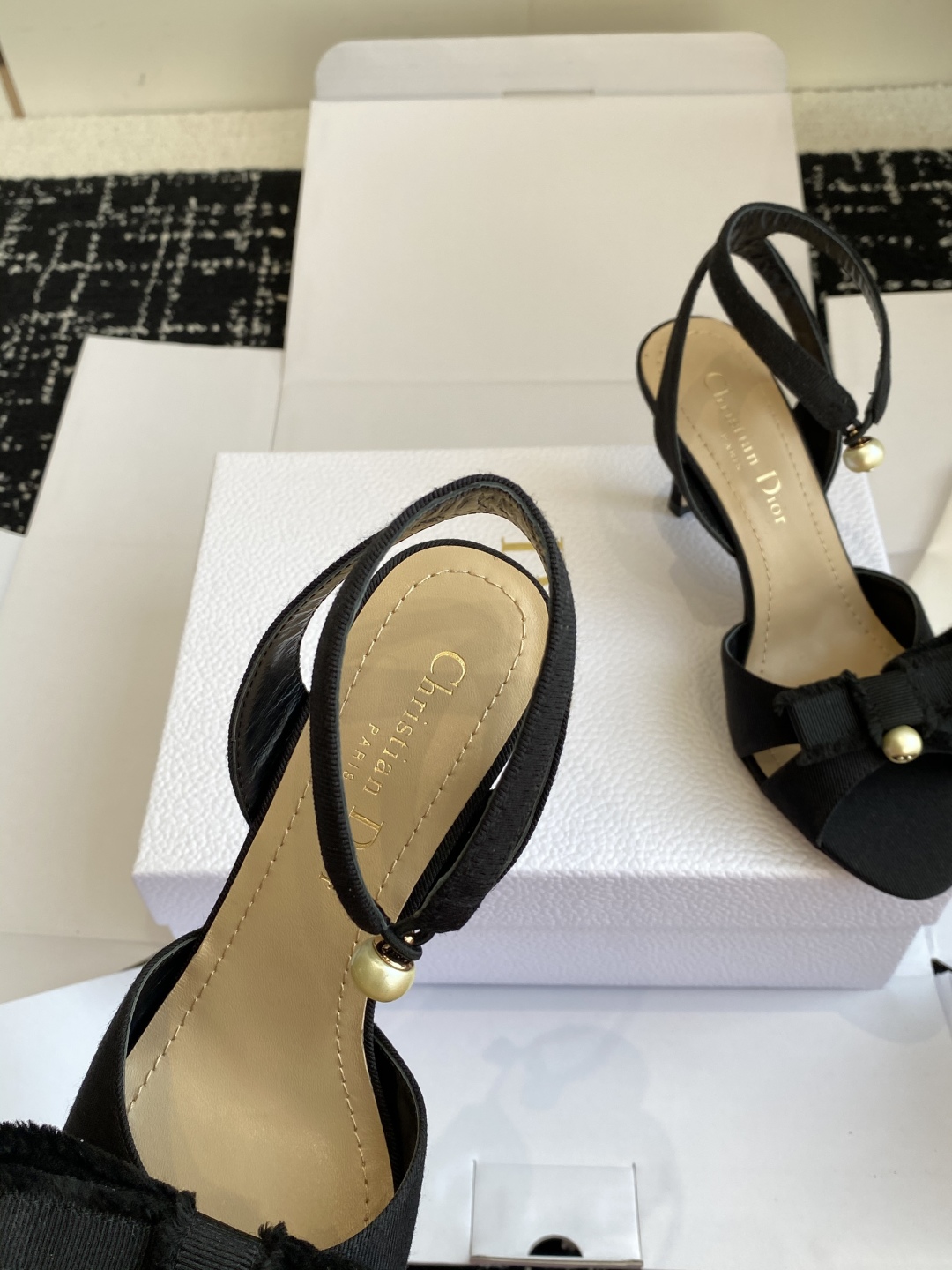 代购级（官网同步✈️盒包装）
迪奥 Dior 25ss 新色 新元素 DIOR 春夏新款圆头 珍珠 凉鞋