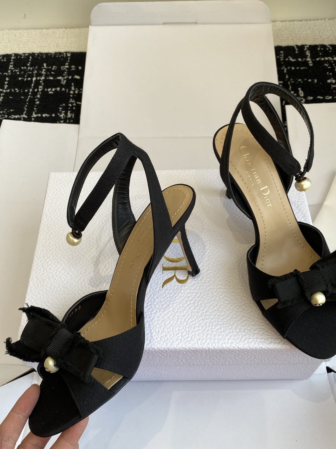 代购级（官网同步✈️盒包装）
迪奥 Dior 25ss 新色 新元素 DIOR 春夏新款圆头 珍珠 凉鞋