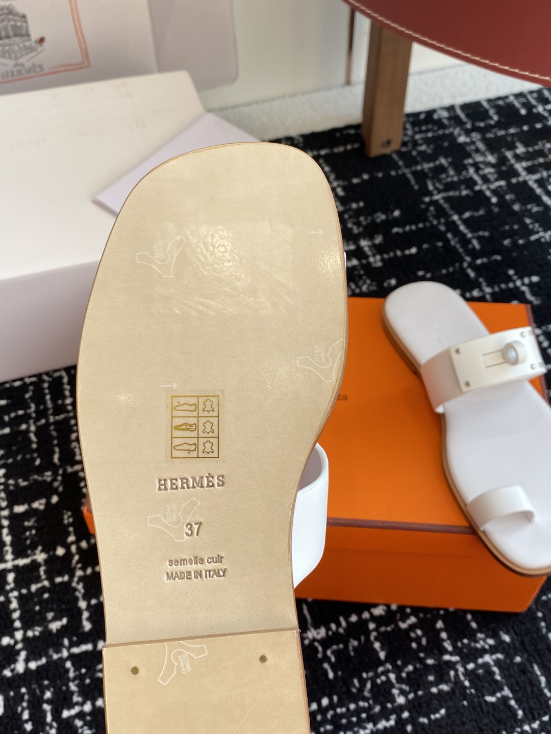 东莞代购级（官网同步✈️盒包装）
Hermes爱马仕 25ss 春夏最新 Kelly 扣夹脚人字拖凉鞋经