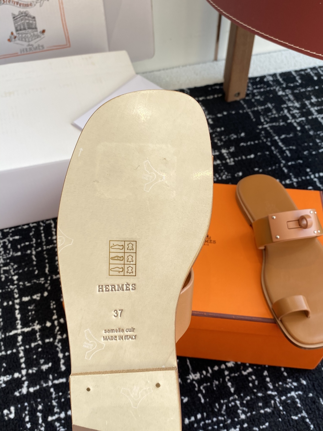 东莞代购级（官网同步✈️盒包装）
Hermes爱马仕 25ss 春夏最新 Kelly 扣夹脚人字拖凉鞋经