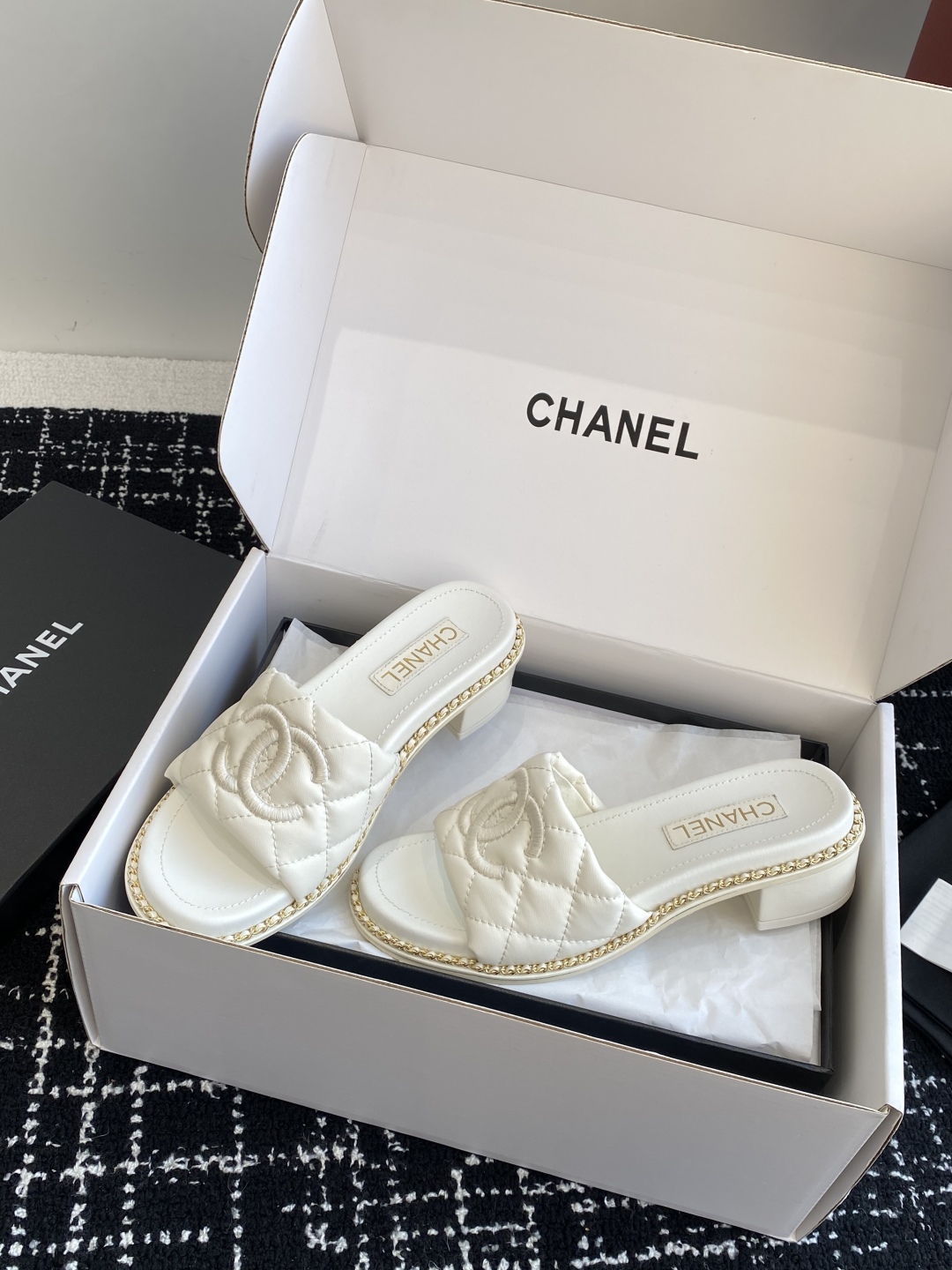 代购级（官网同步✈️盒包装）
Chanel 小香 25ss 春夏新品度假 小粗跟羊皮链条 懒人拖 

小