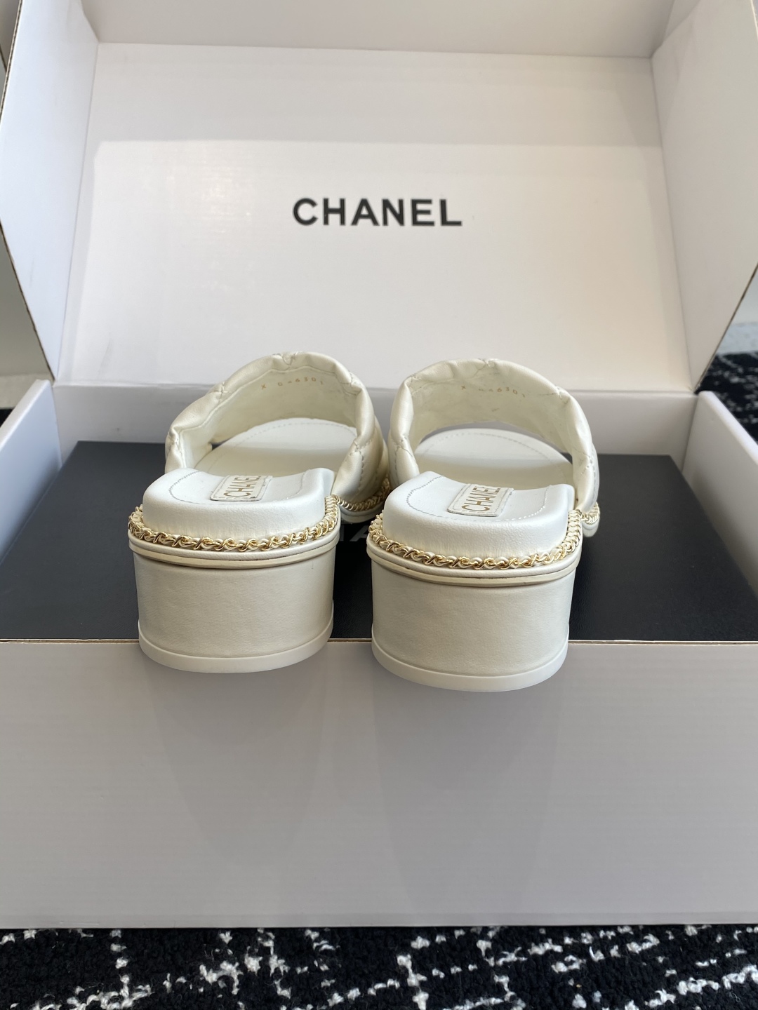 代购级（官网同步✈️盒包装）
Chanel 小香 25ss 春夏新品度假 小粗跟羊皮链条 懒人拖 

小