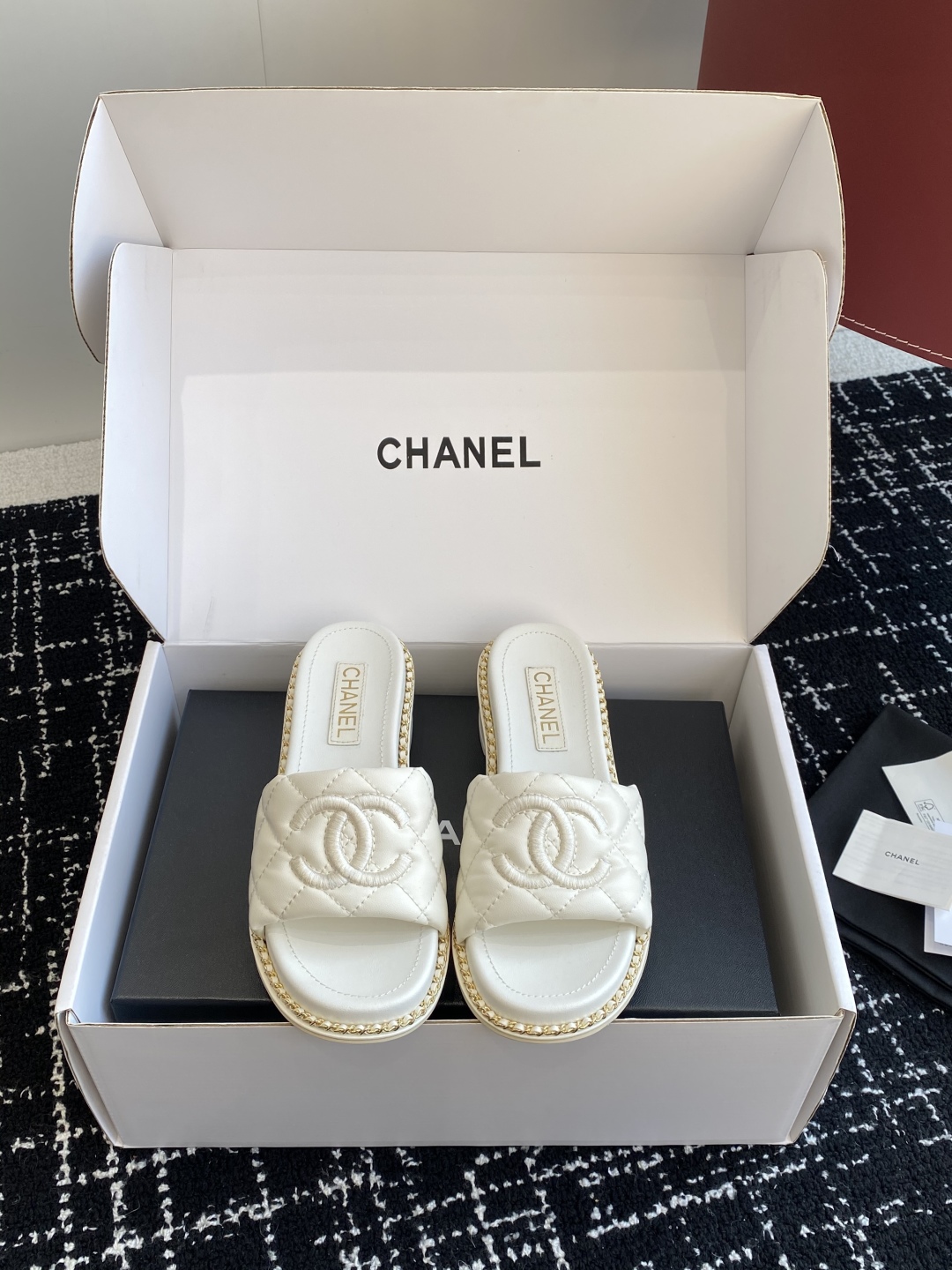 代购级（官网同步✈️盒包装）
Chanel 小香 25ss 春夏新品度假 小粗跟羊皮链条 懒人拖 

小