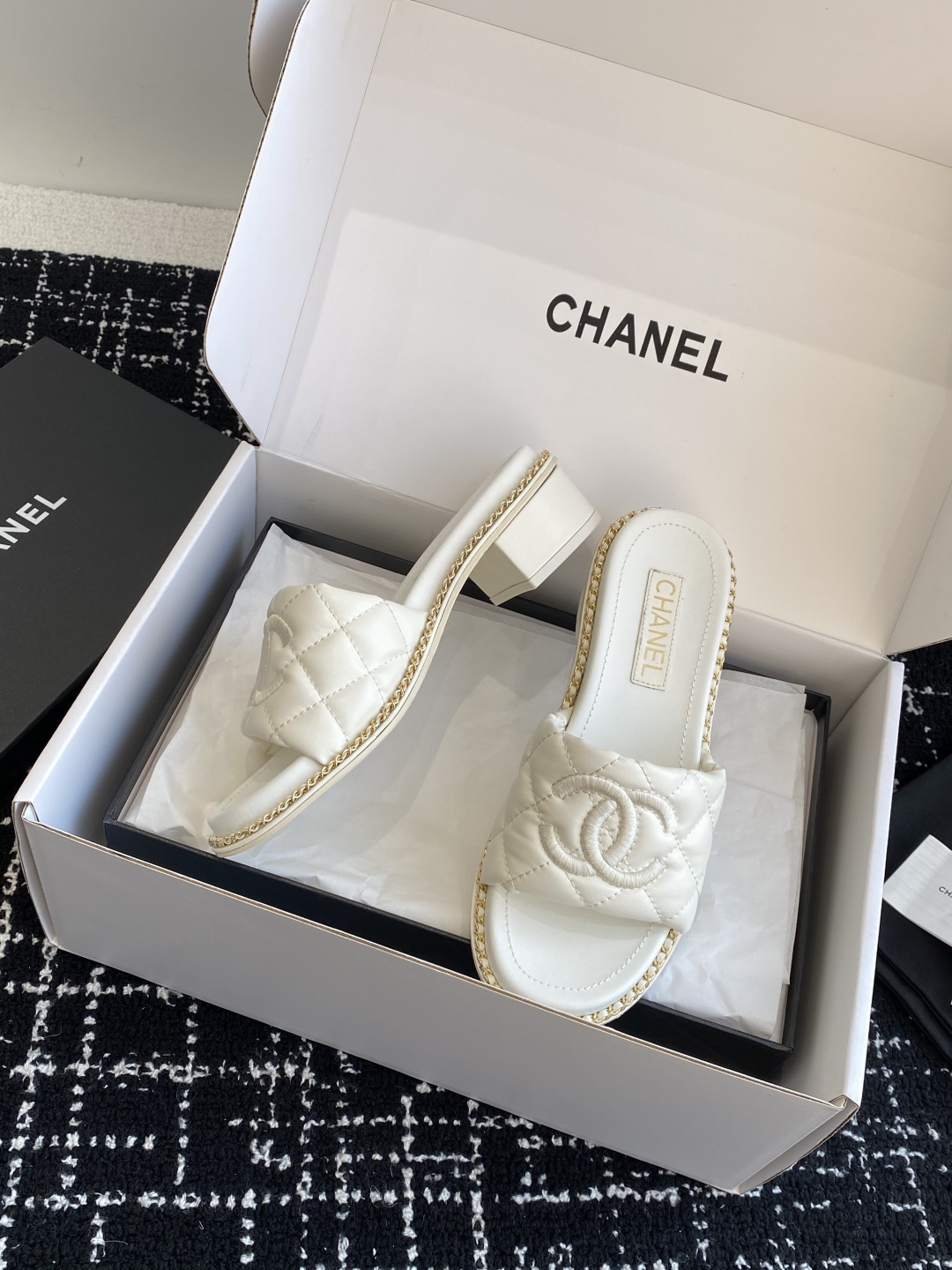 代购级（官网同步✈️盒包装）
Chanel 小香 25ss 春夏新品度假 小粗跟羊皮链条 懒人拖 

小