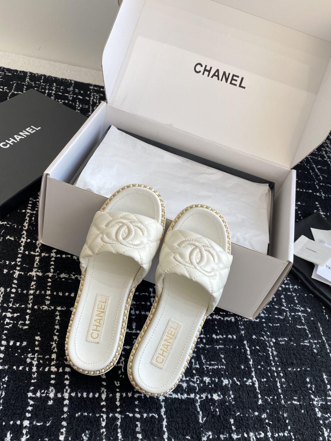 代购级（官网同步✈️盒包装）
Chanel 小香 25ss 春夏新品度假 小粗跟羊皮链条 懒人拖 

小