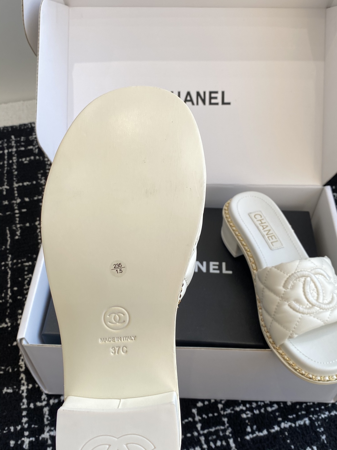 代购级（官网同步✈️盒包装）
Chanel 小香 25ss 春夏新品度假 小粗跟羊皮链条 懒人拖 

小