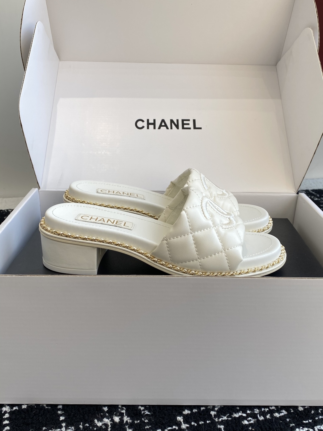 代购级（官网同步✈️盒包装）
Chanel 小香 25ss 春夏新品度假 小粗跟羊皮链条 懒人拖 

小