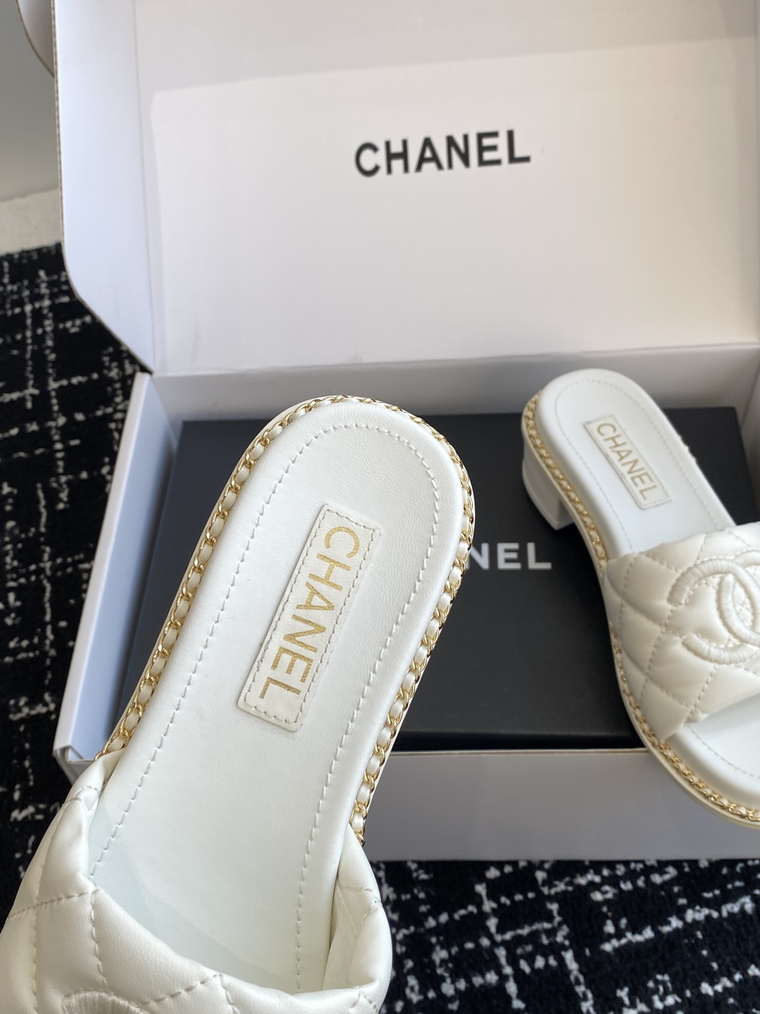代购级（官网同步✈️盒包装）
Chanel 小香 25ss 春夏新品度假 小粗跟羊皮链条 懒人拖 

小