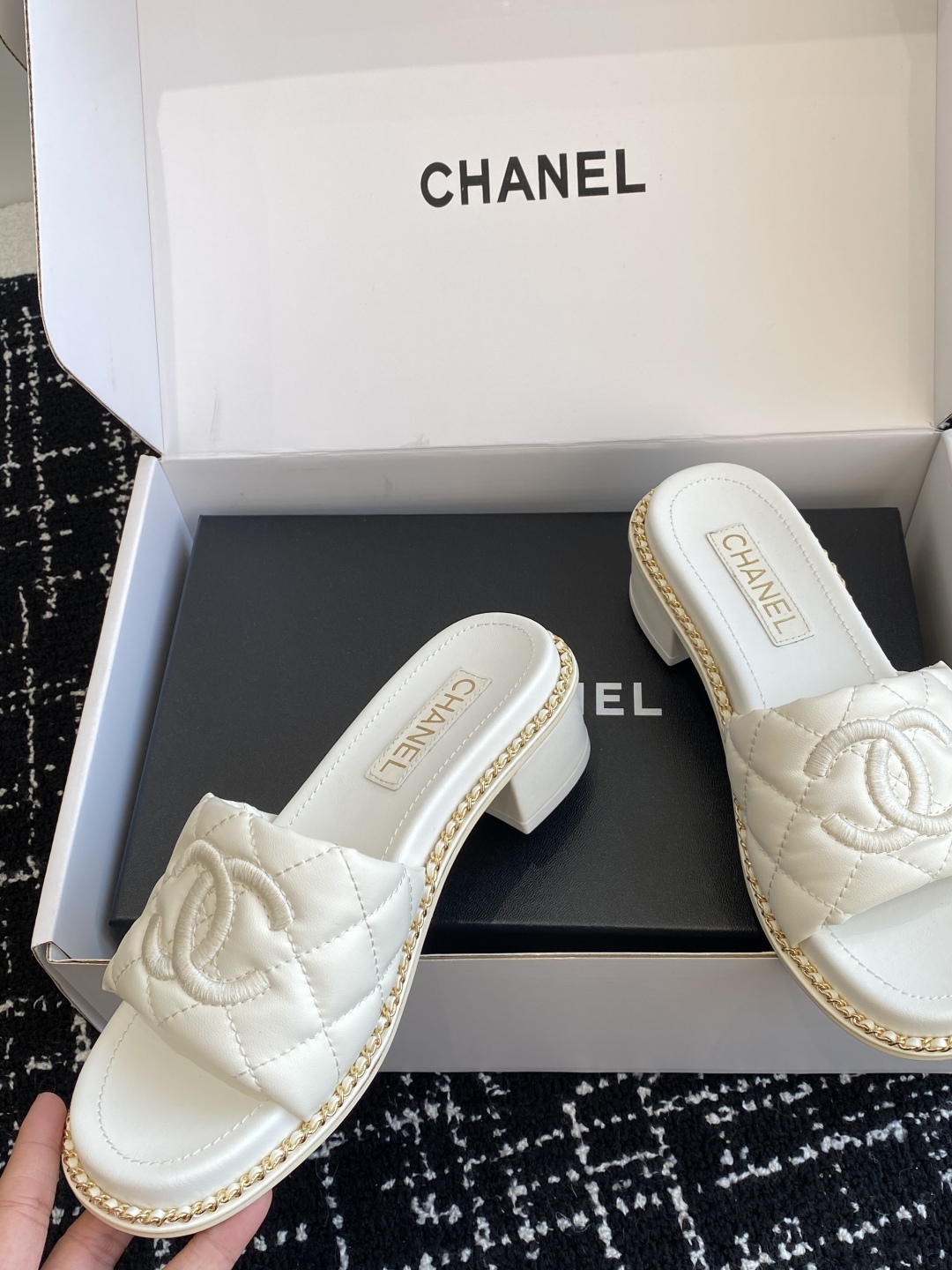 代购级（官网同步✈️盒包装）
Chanel 小香 25ss 春夏新品度假 小粗跟羊皮链条 懒人拖 

小