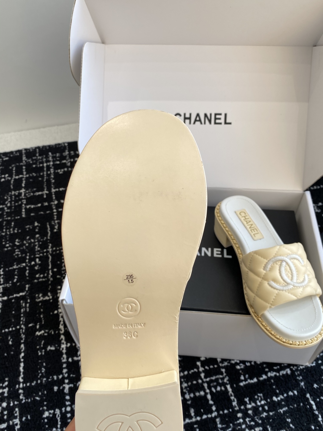代购级（官网同步✈️盒包装）
Chanel 小香 25ss 春夏新品度假 小粗跟羊皮链条 懒人拖 

小