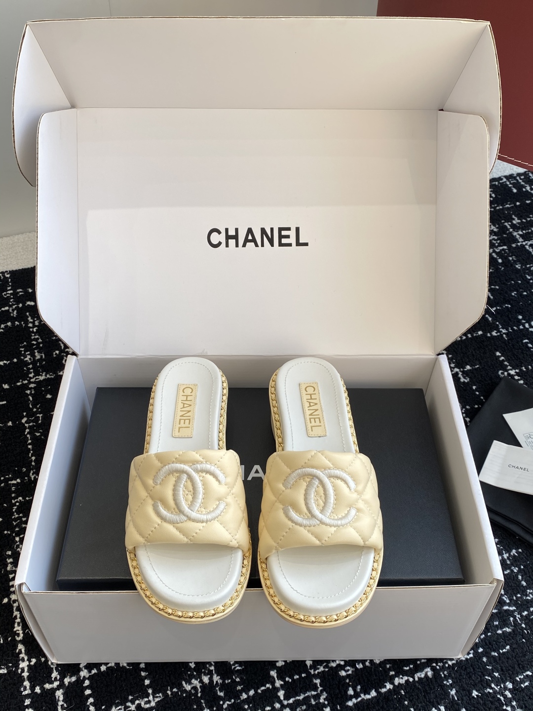 代购级（官网同步✈️盒包装）
Chanel 小香 25ss 春夏新品度假 小粗跟羊皮链条 懒人拖 

小