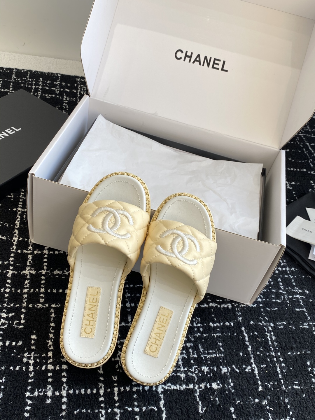 代购级（官网同步✈️盒包装）
Chanel 小香 25ss 春夏新品度假 小粗跟羊皮链条 懒人拖 

小