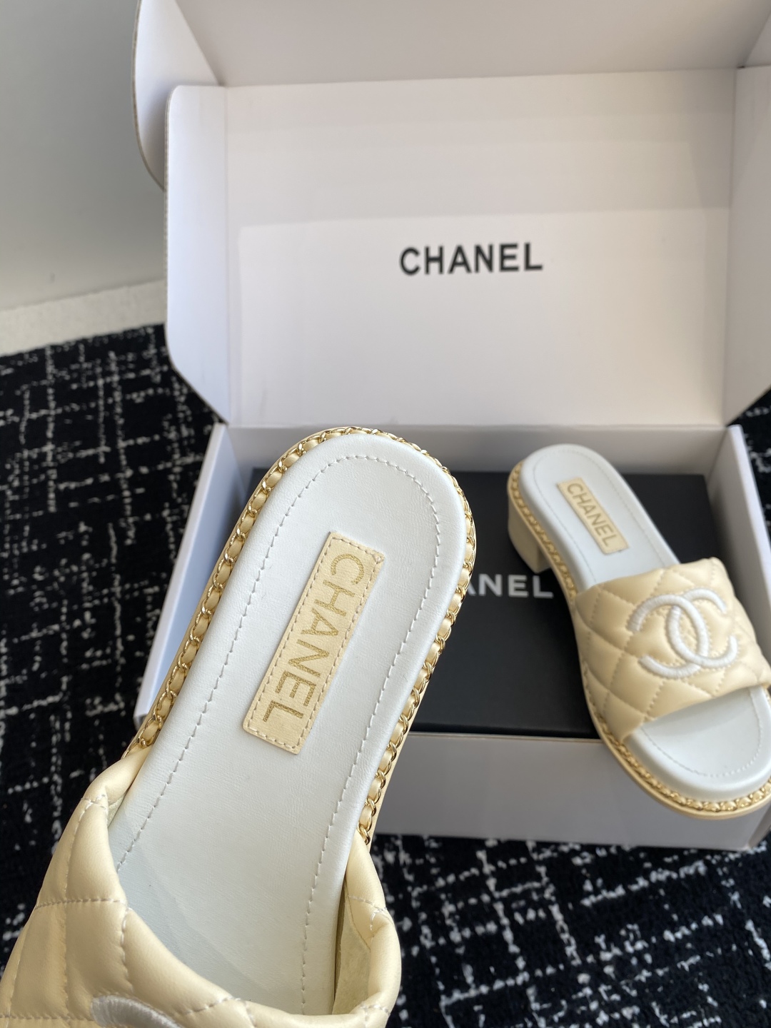 代购级（官网同步✈️盒包装）
Chanel 小香 25ss 春夏新品度假 小粗跟羊皮链条 懒人拖 

小