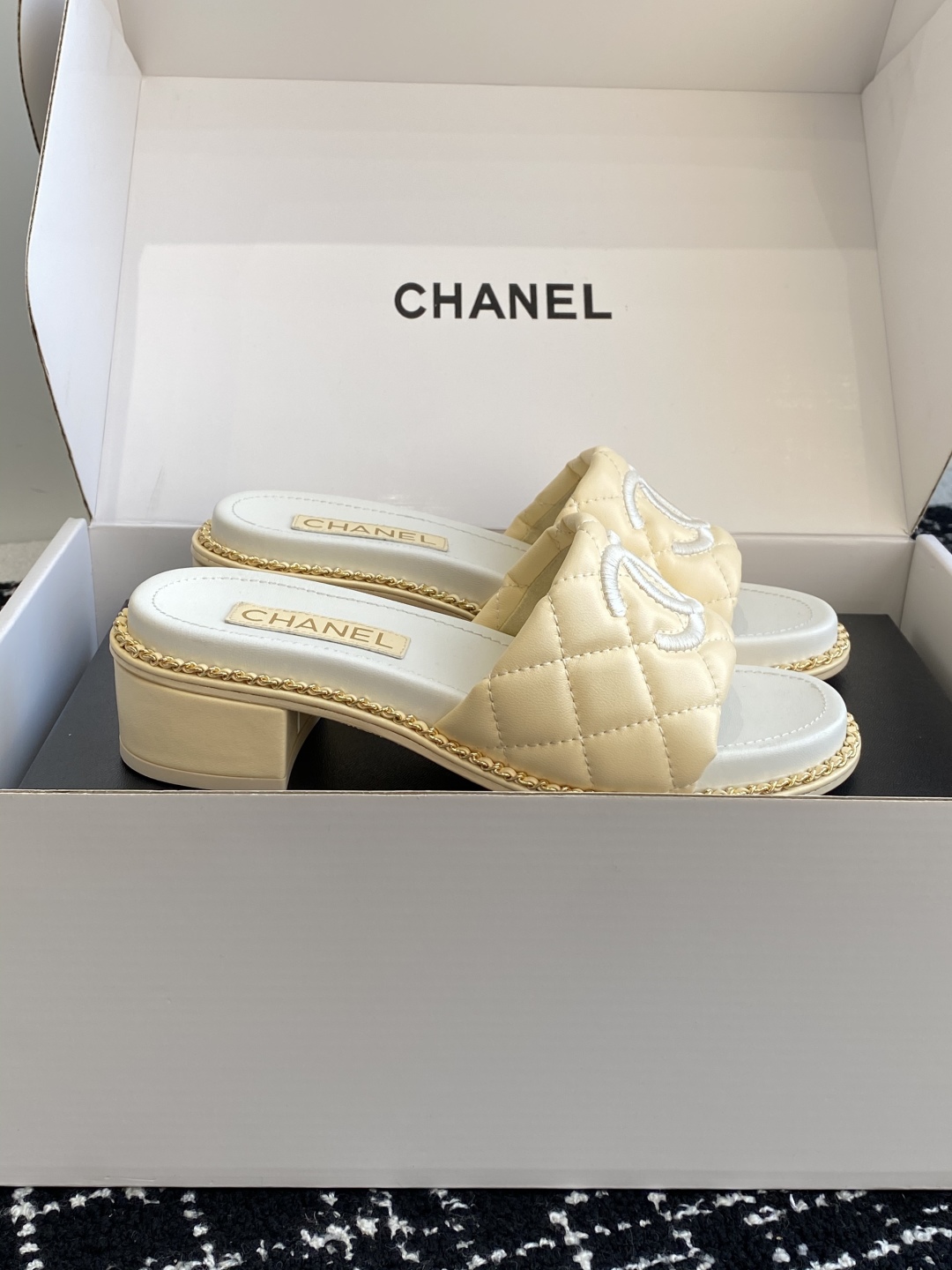 代购级（官网同步✈️盒包装）
Chanel 小香 25ss 春夏新品度假 小粗跟羊皮链条 懒人拖 

小