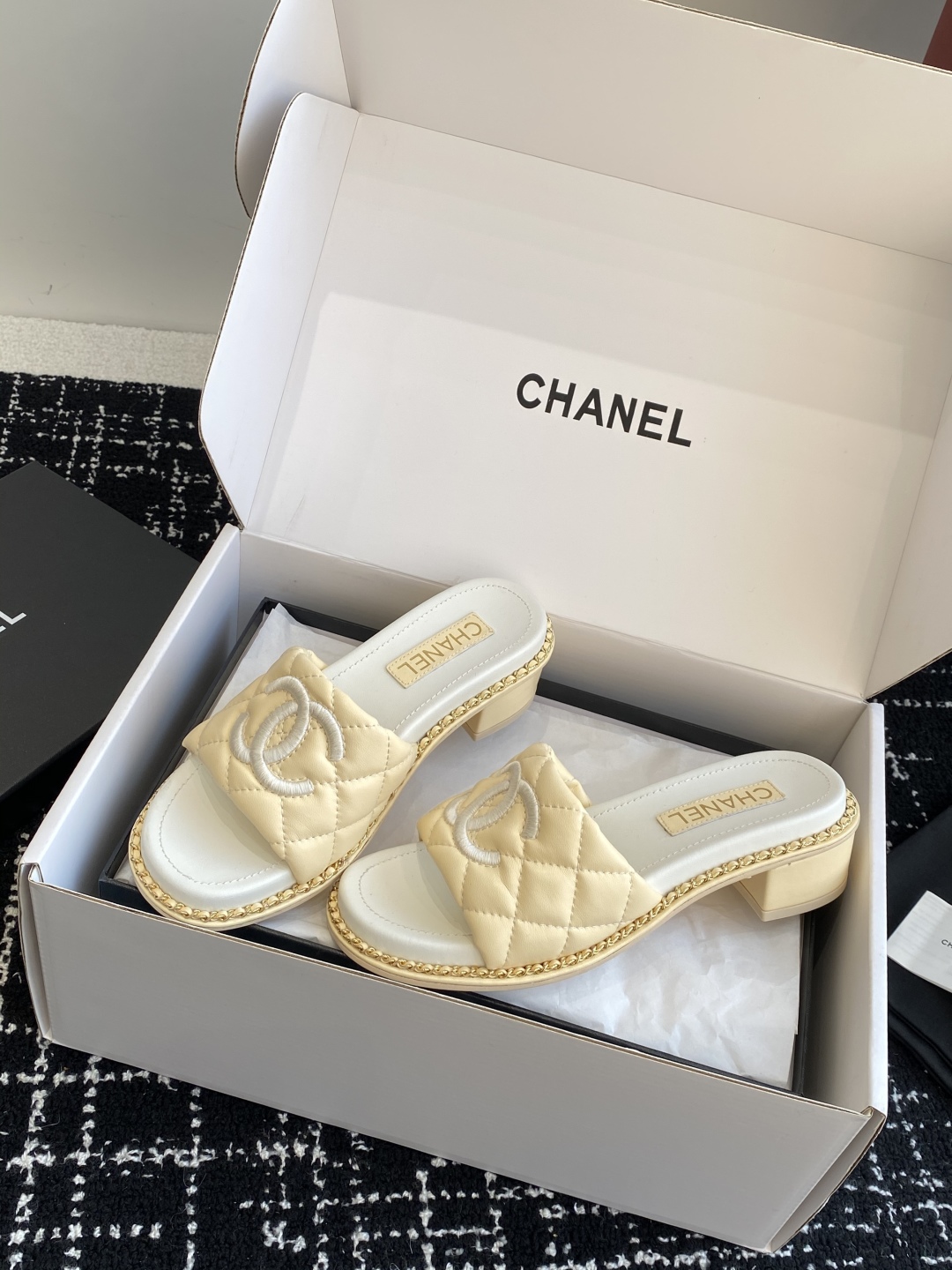 代购级（官网同步✈️盒包装）
Chanel 小香 25ss 春夏新品度假 小粗跟羊皮链条 懒人拖 

小