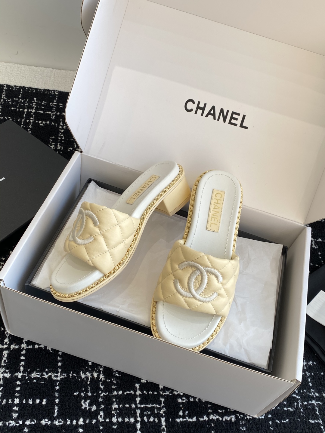 代购级（官网同步✈️盒包装）
Chanel 小香 25ss 春夏新品度假 小粗跟羊皮链条 懒人拖 

小