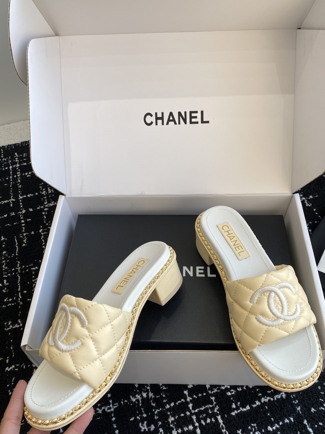 代购级（官网同步✈️盒包装）
Chanel 小香 25ss 春夏新品度假 小粗跟羊皮链条 懒人拖 

小
