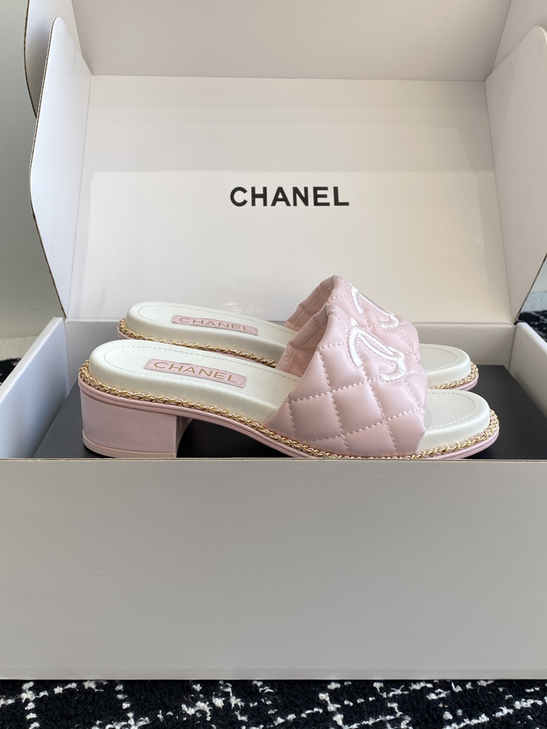 代购级（官网同步✈️盒包装）
Chanel 小香 25ss 春夏新品度假 小粗跟羊皮链条 懒人拖 

小