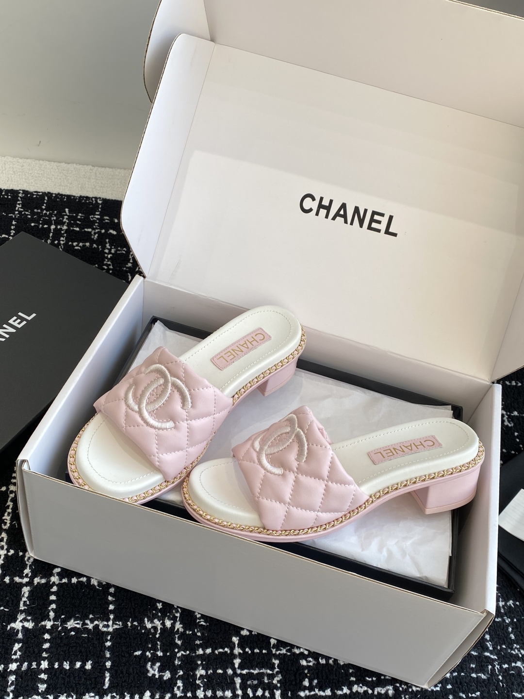 代购级（官网同步✈️盒包装）
Chanel 小香 25ss 春夏新品度假 小粗跟羊皮链条 懒人拖 

小