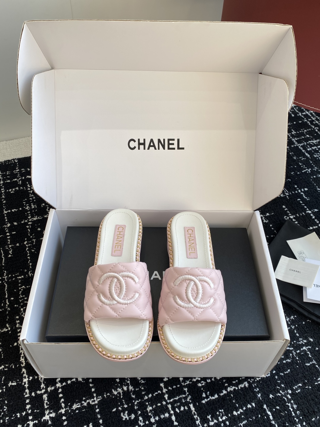 代购级（官网同步✈️盒包装）
Chanel 小香 25ss 春夏新品度假 小粗跟羊皮链条 懒人拖 

小