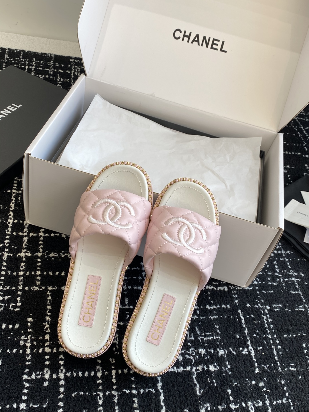 代购级（官网同步✈️盒包装）
Chanel 小香 25ss 春夏新品度假 小粗跟羊皮链条 懒人拖 

小