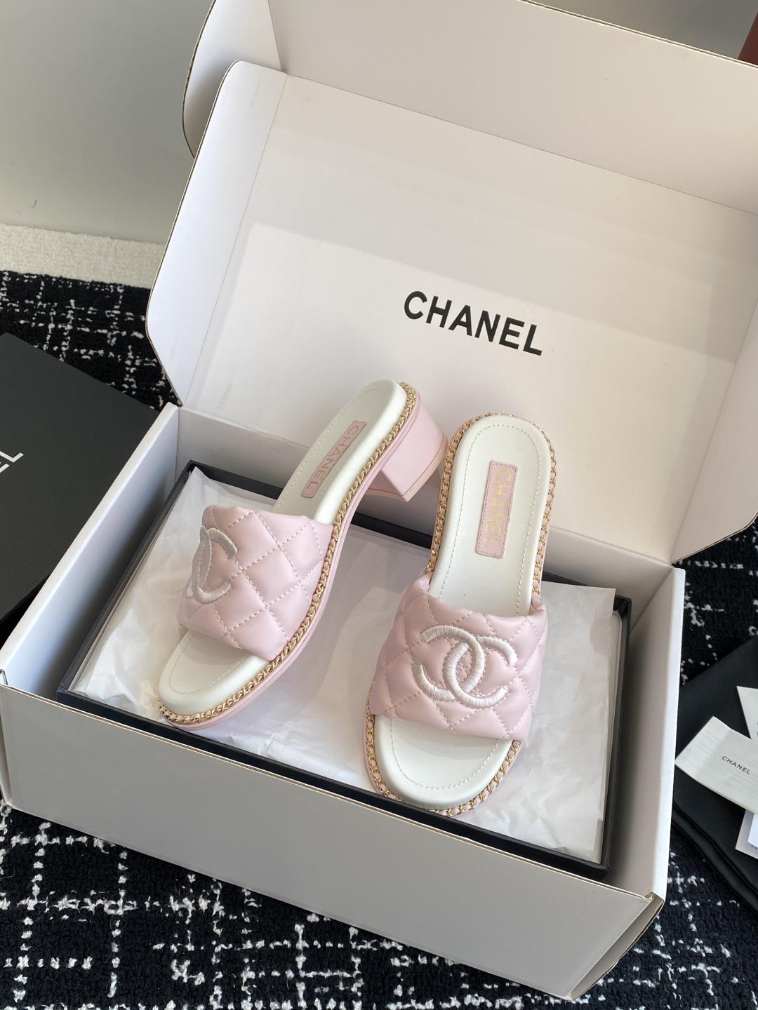 代购级（官网同步✈️盒包装）
Chanel 小香 25ss 春夏新品度假 小粗跟羊皮链条 懒人拖 

小