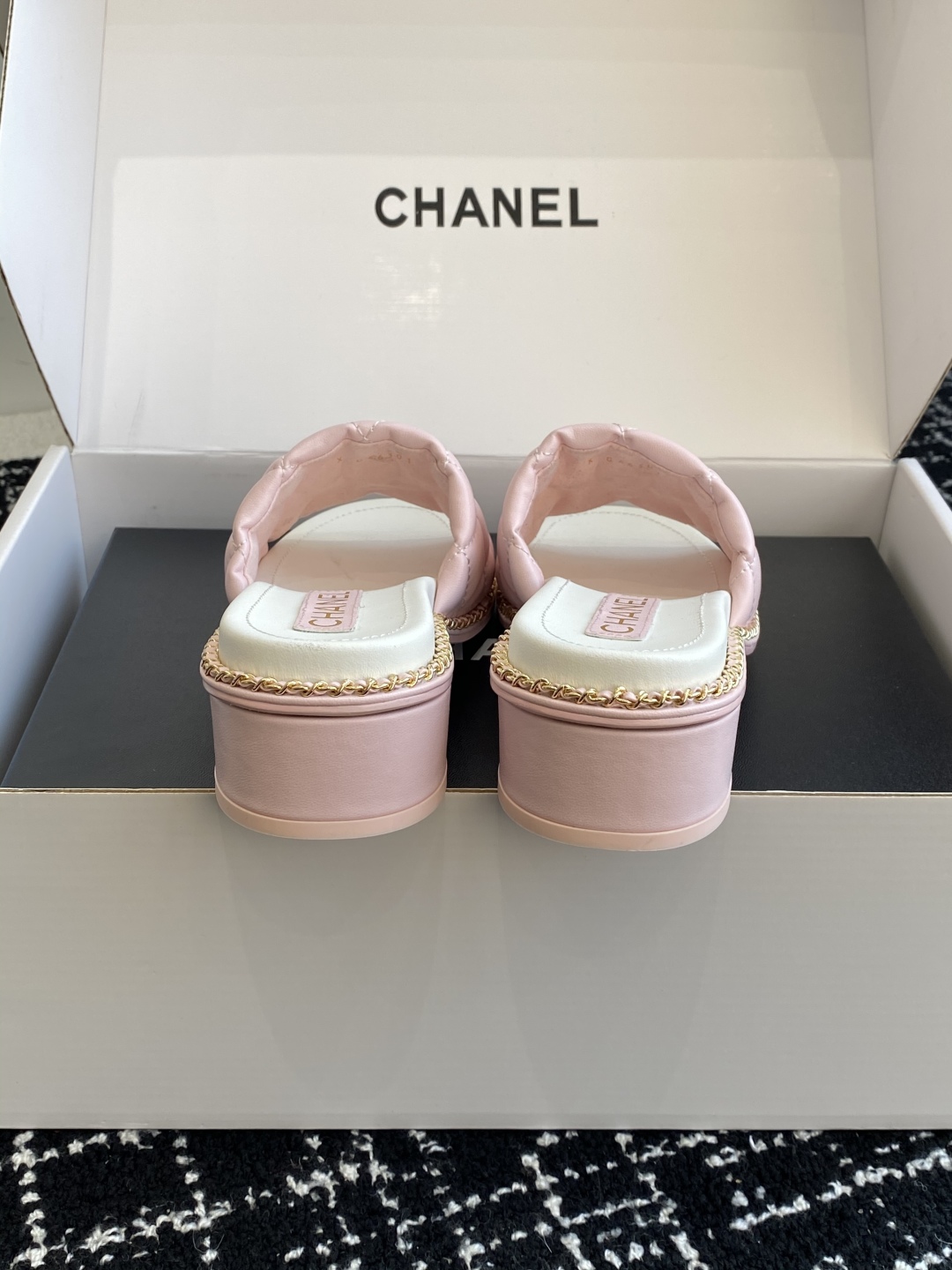 代购级（官网同步✈️盒包装）
Chanel 小香 25ss 春夏新品度假 小粗跟羊皮链条 懒人拖 

小