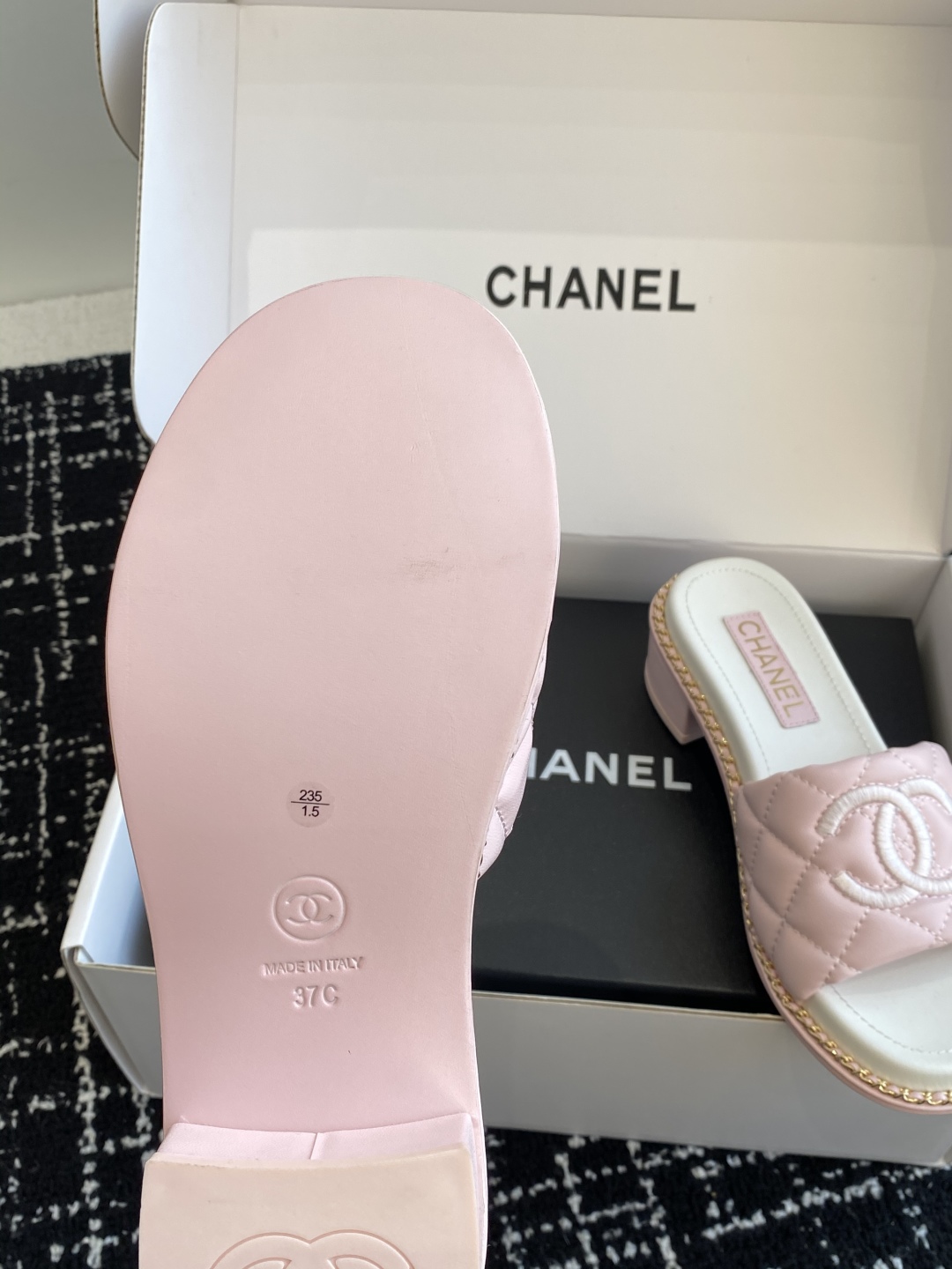 代购级（官网同步✈️盒包装）
Chanel 小香 25ss 春夏新品度假 小粗跟羊皮链条 懒人拖 

小