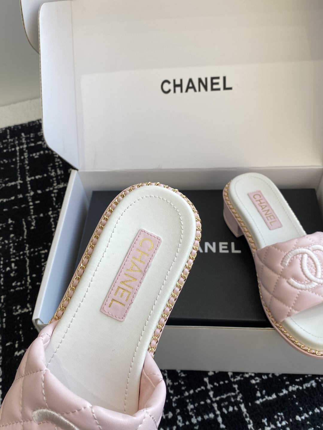 代购级（官网同步✈️盒包装）
Chanel 小香 25ss 春夏新品度假 小粗跟羊皮链条 懒人拖 

小