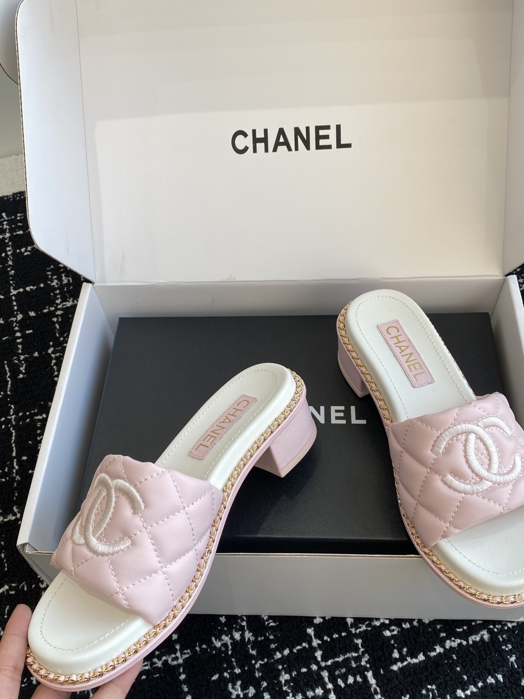 代购级（官网同步✈️盒包装）
Chanel 小香 25ss 春夏新品度假 小粗跟羊皮链条 懒人拖 

小