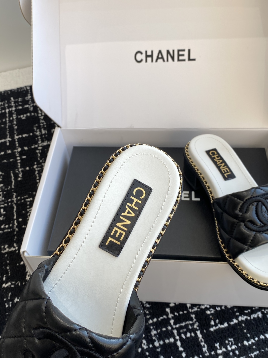 代购级（官网同步✈️盒包装）
Chanel 小香 25ss 春夏新品度假 小粗跟羊皮链条 懒人拖 

小
