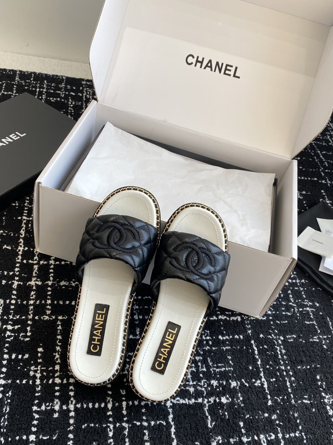 代购级（官网同步✈️盒包装）
Chanel 小香 25ss 春夏新品度假 小粗跟羊皮链条 懒人拖 

小