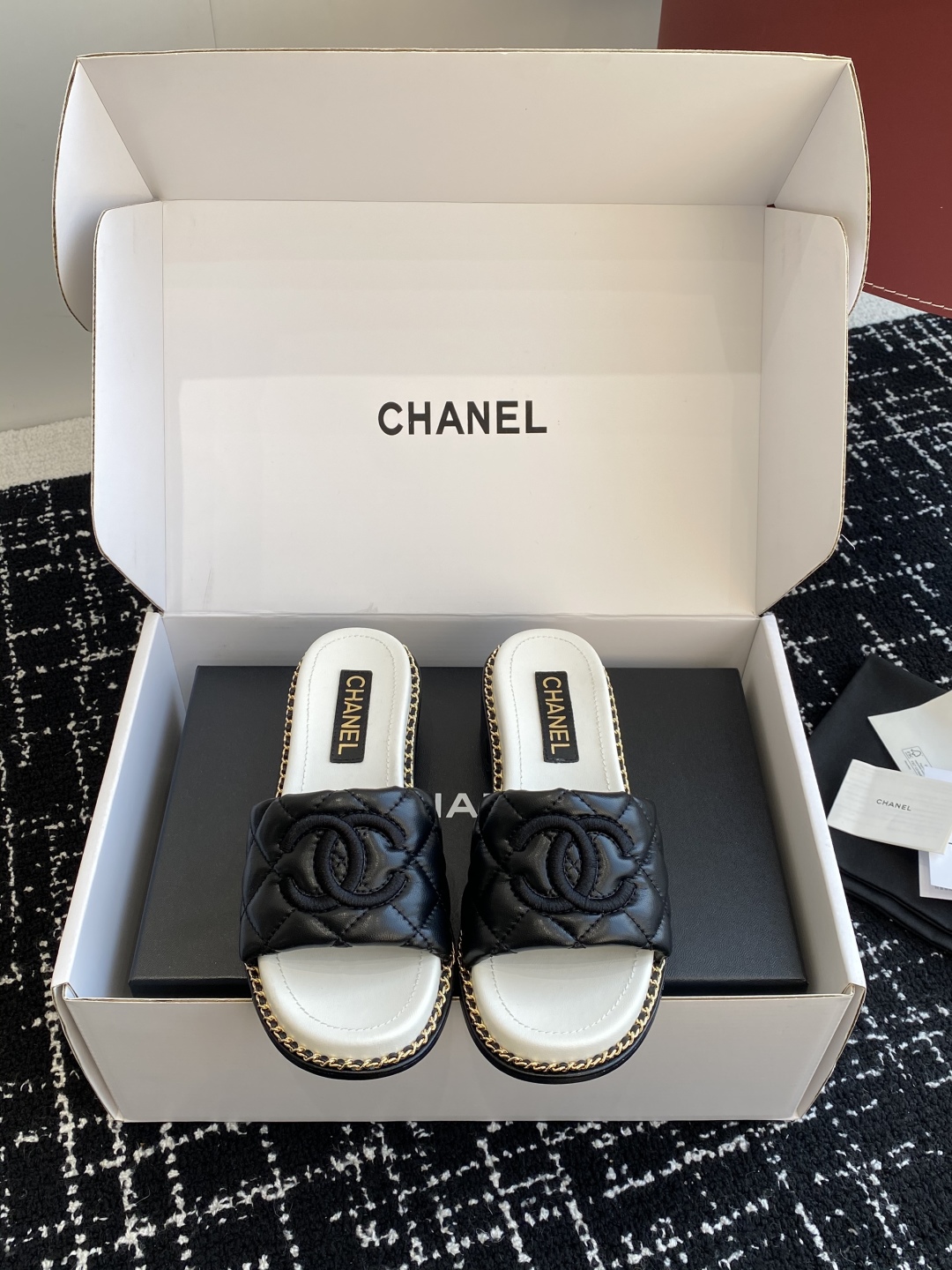 代购级（官网同步✈️盒包装）
Chanel 小香 25ss 春夏新品度假 小粗跟羊皮链条 懒人拖 

小