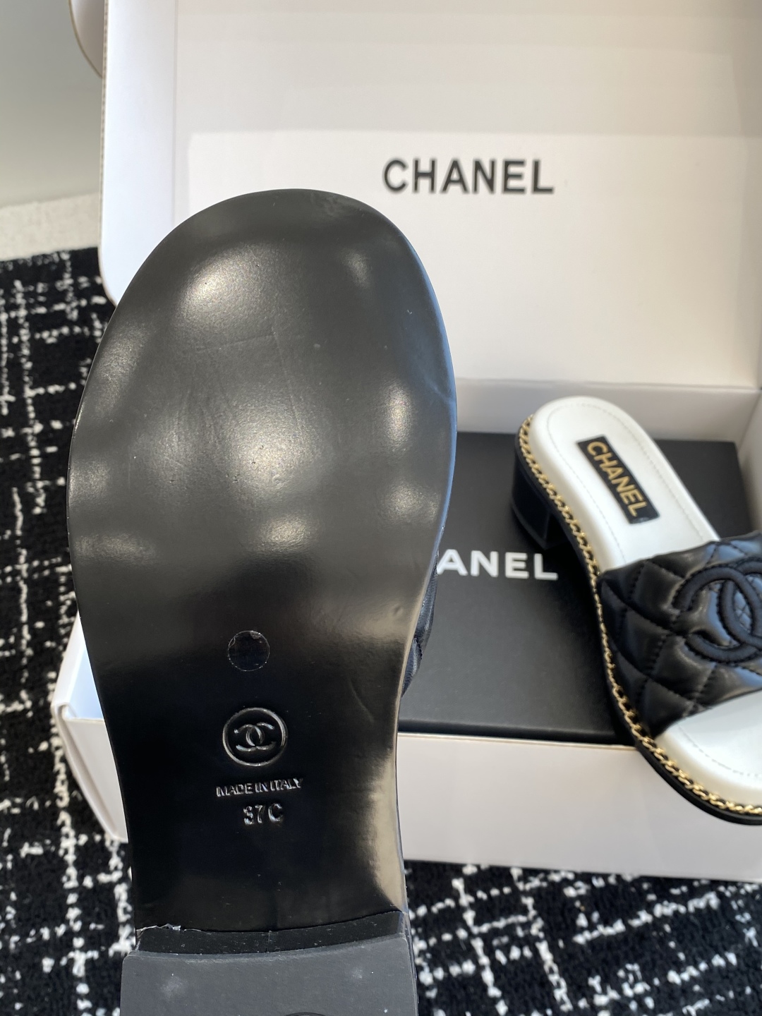 代购级（官网同步✈️盒包装）
Chanel 小香 25ss 春夏新品度假 小粗跟羊皮链条 懒人拖 

小