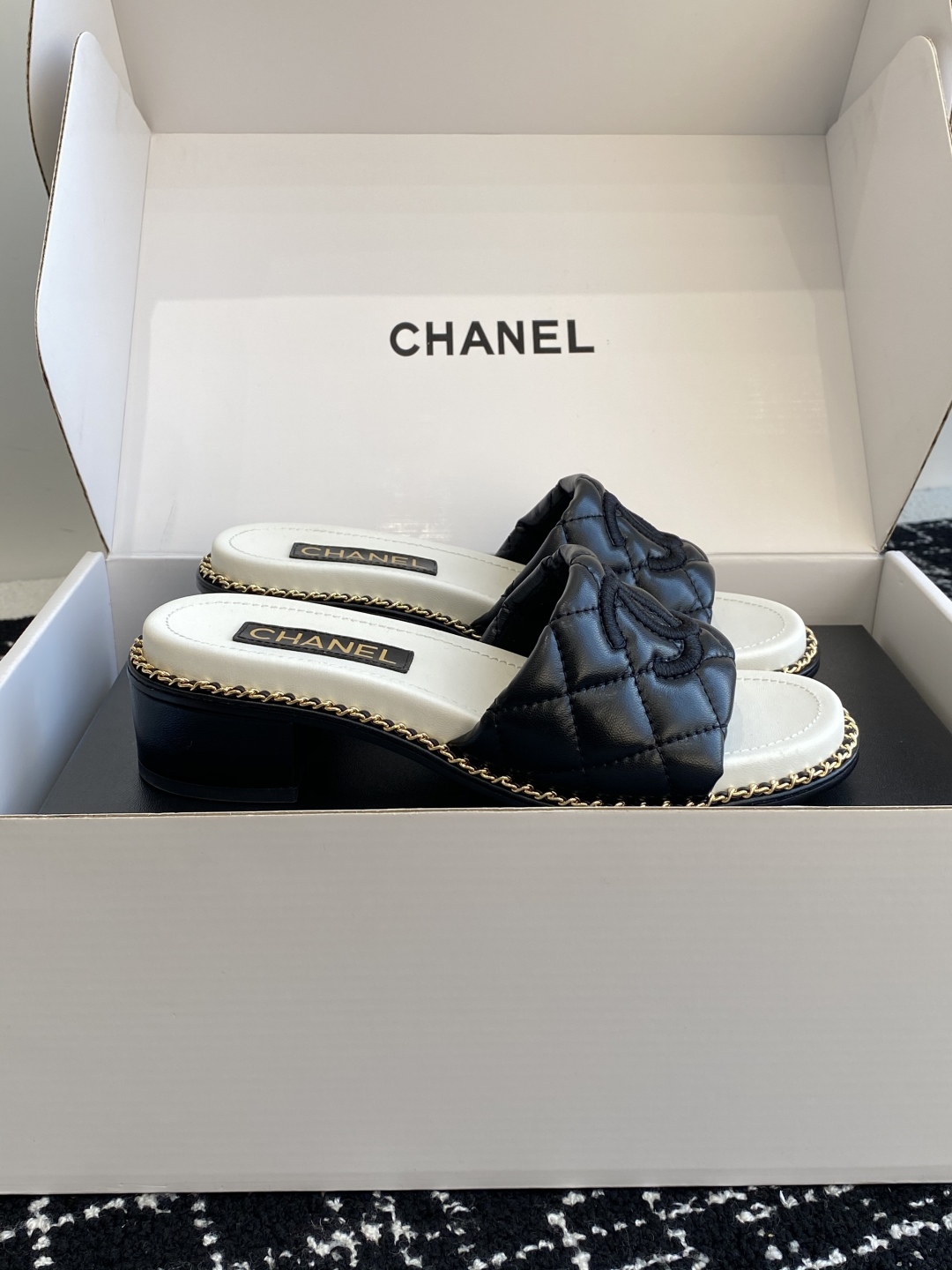 代购级（官网同步✈️盒包装）
Chanel 小香 25ss 春夏新品度假 小粗跟羊皮链条 懒人拖 

小