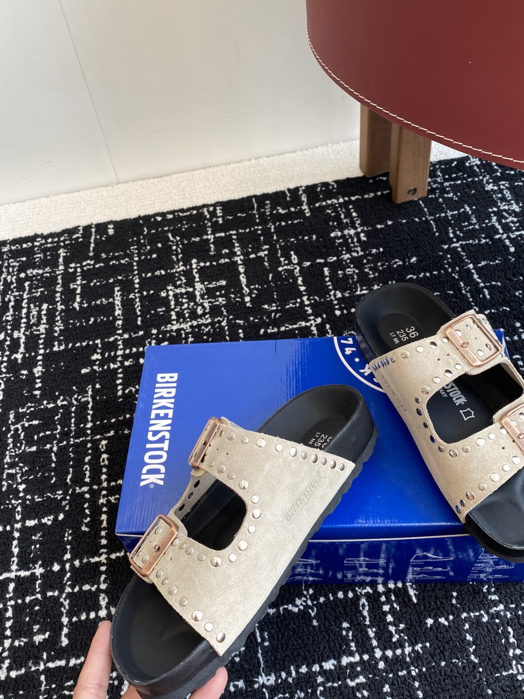 代购级
BIRKENSTOCK   博肯 情侣款 潮流时尚休闲拖鞋

人体工程学设计符合脚形的脚床，软木