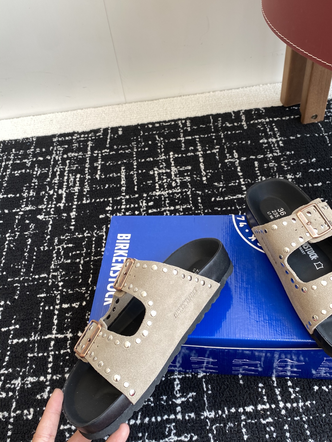 代购级
BIRKENSTOCK   博肯 情侣款 潮流时尚休闲拖鞋

人体工程学设计符合脚形的脚床，软木