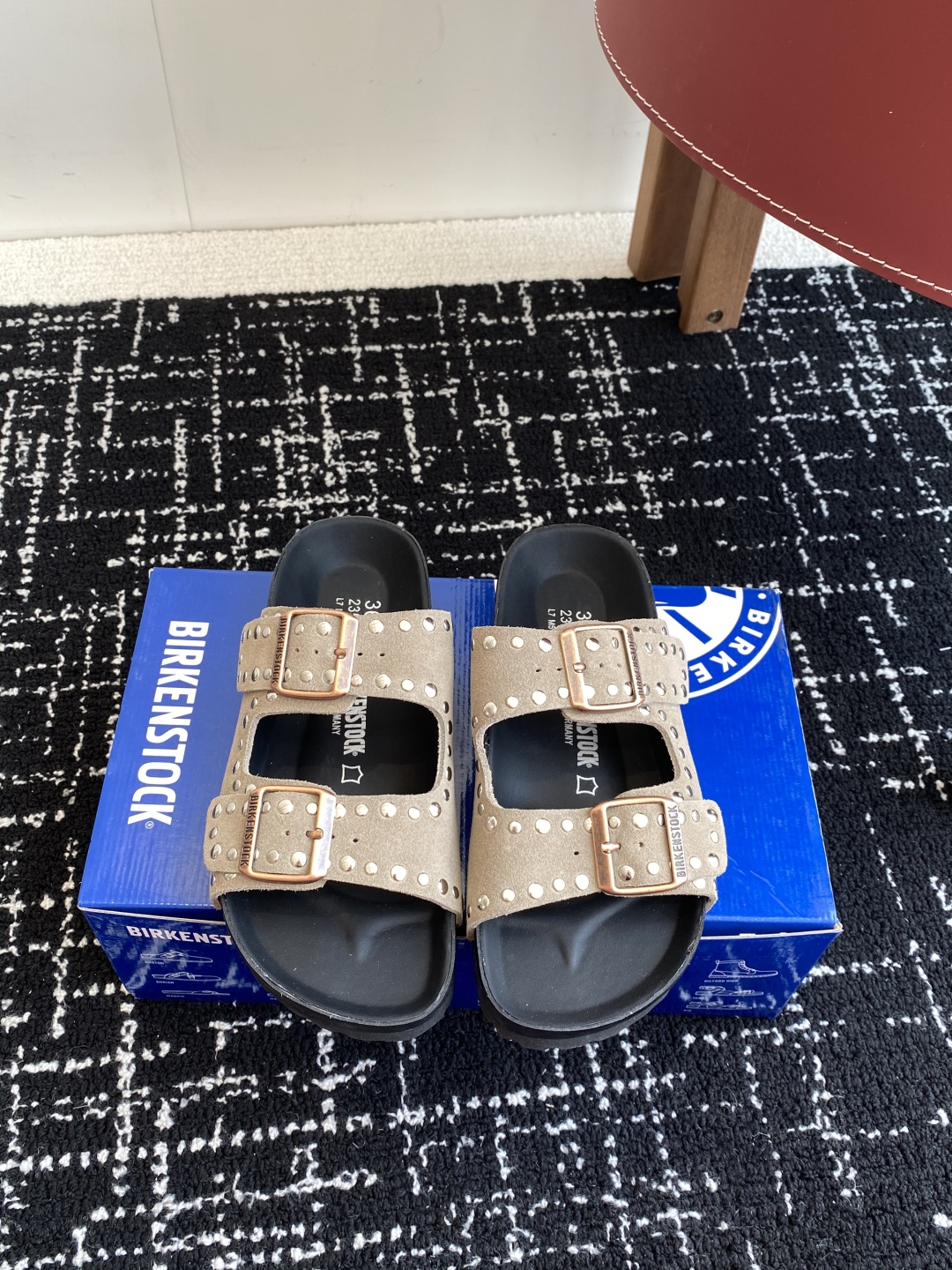 代购级
BIRKENSTOCK   博肯 情侣款 潮流时尚休闲拖鞋

人体工程学设计符合脚形的脚床，软木