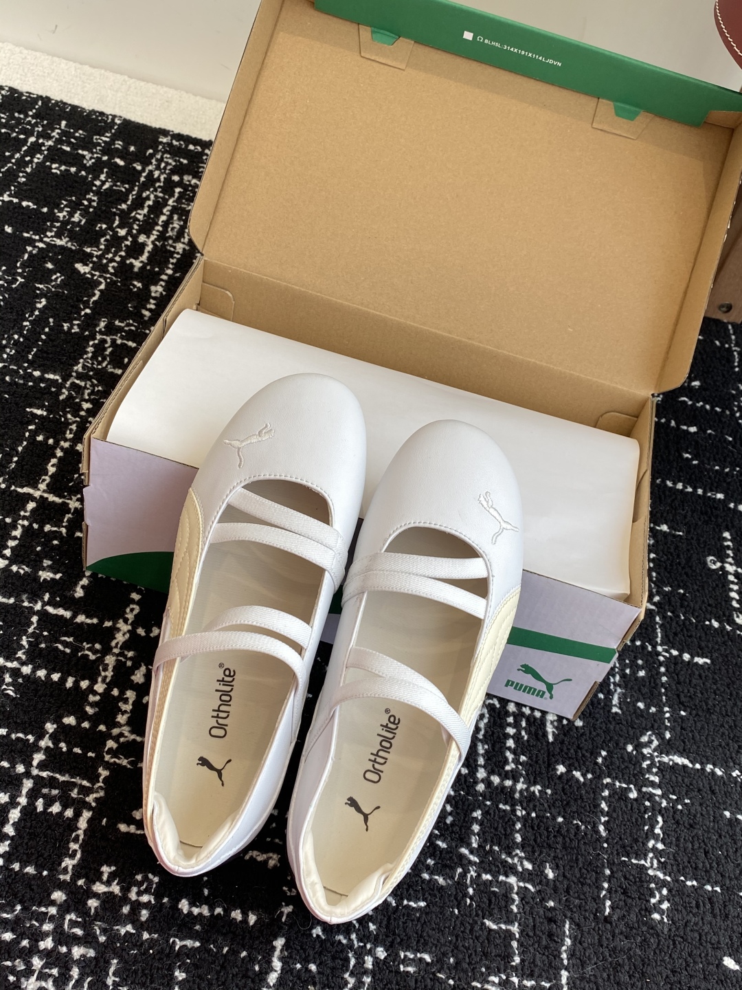 代购级
Puma 25ss 玛丽珍 时尚与运动的完美融合

Fenty 与彪马的联名无疑是一次时尚与运动