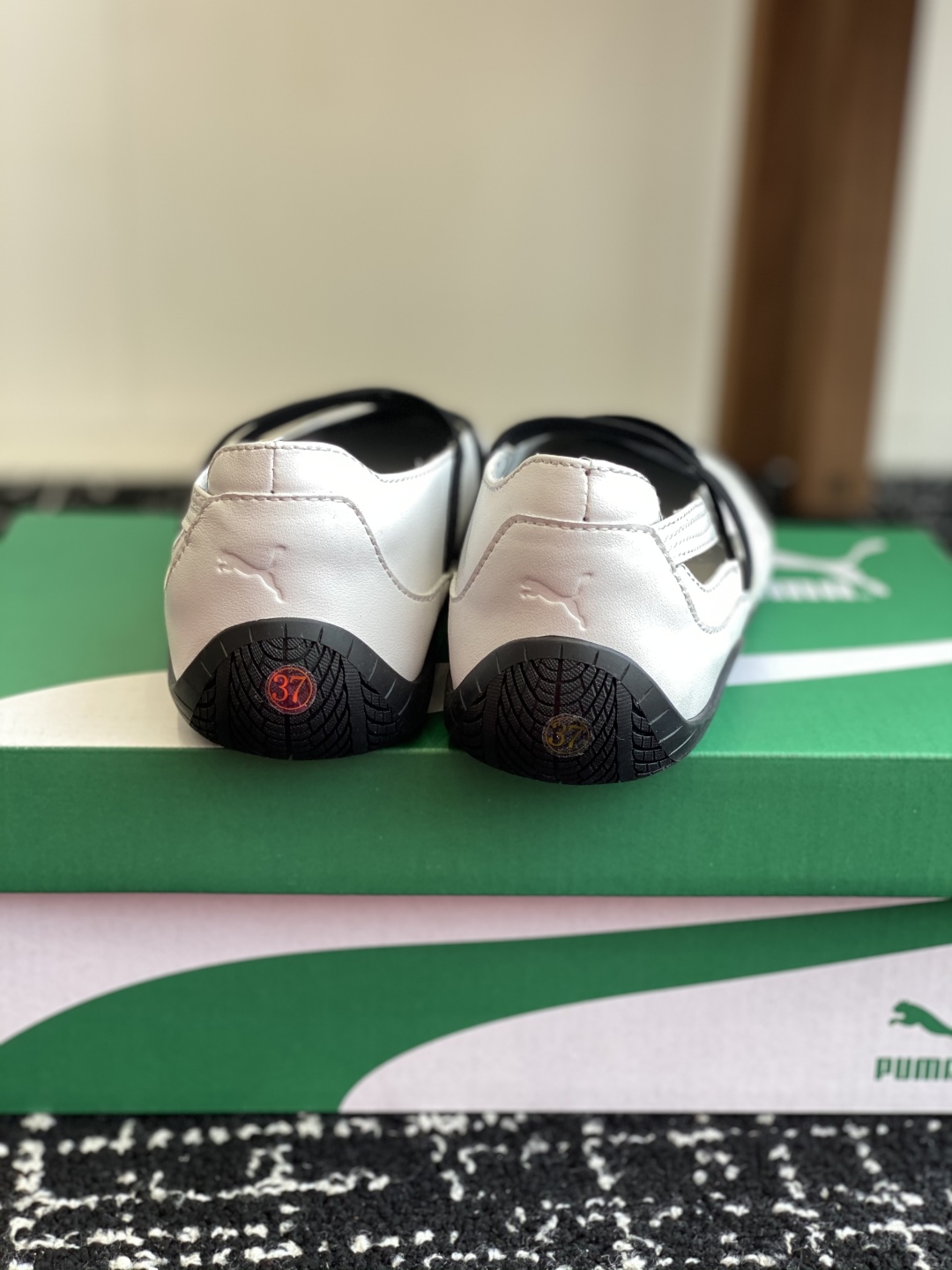 代购级
Puma 25ss 玛丽珍 时尚与运动的完美融合

Fenty 与彪马的联名无疑是一次时尚与运动