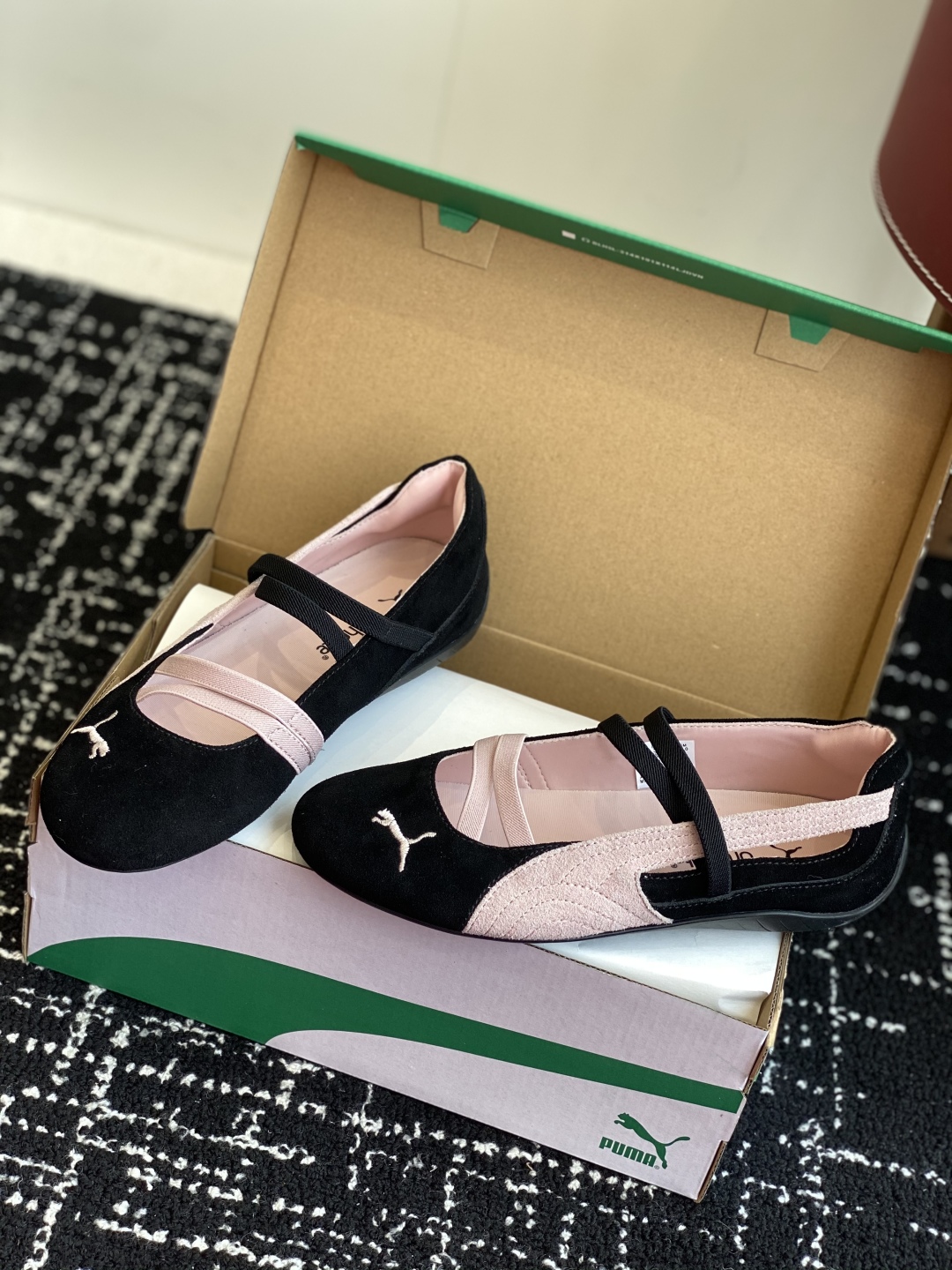 代购级
Puma 25ss 玛丽珍 时尚与运动的完美融合

Fenty 与彪马的联名无疑是一次时尚与运动
