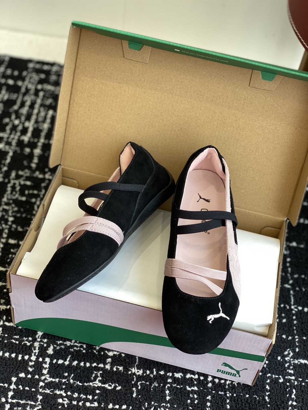 代购级
Puma 25ss 玛丽珍 时尚与运动的完美融合

Fenty 与彪马的联名无疑是一次时尚与运动