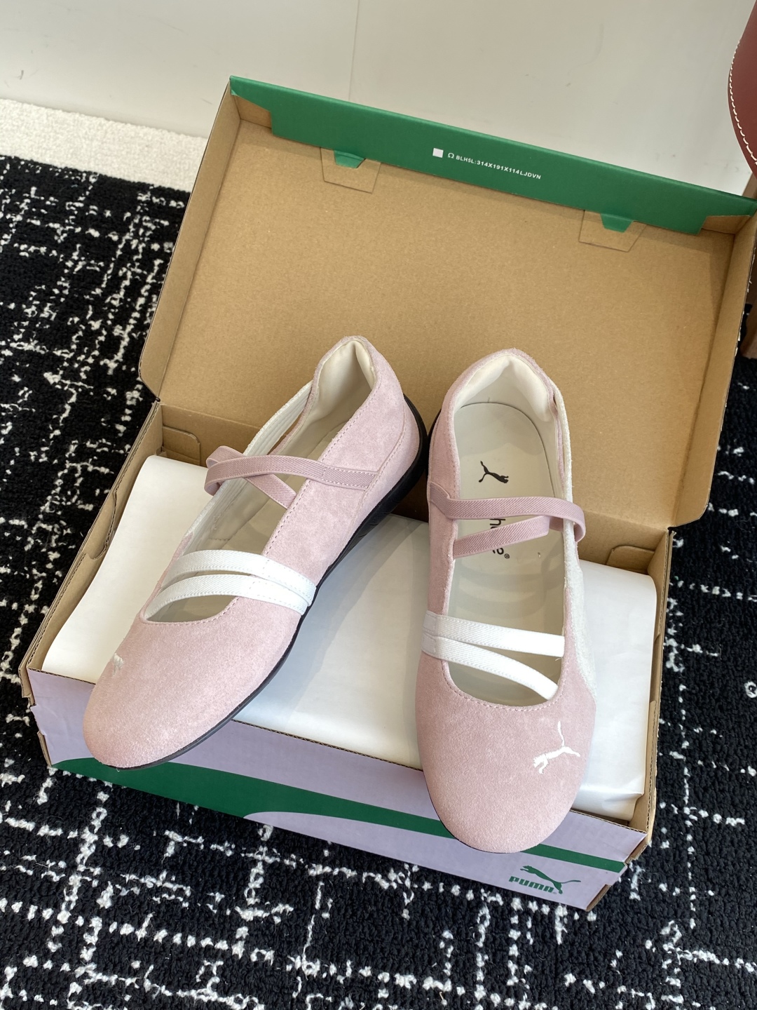 代购级
Puma 25ss 玛丽珍 时尚与运动的完美融合

Fenty 与彪马的联名无疑是一次时尚与运动