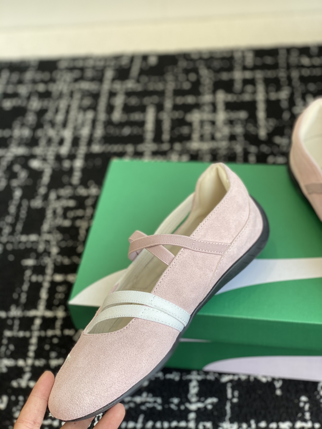 代购级
Puma 25ss 玛丽珍 时尚与运动的完美融合

Fenty 与彪马的联名无疑是一次时尚与运动