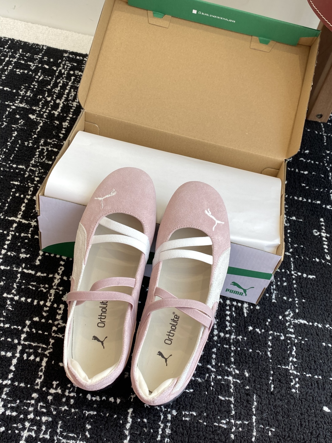 代购级
Puma 25ss 玛丽珍 时尚与运动的完美融合

Fenty 与彪马的联名无疑是一次时尚与运动